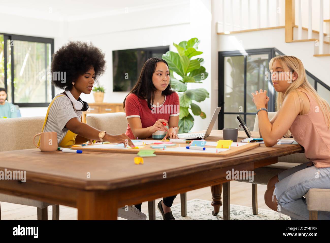 Collaboration sur le projet, brainstorming entre amis avec des notes adhésives et un ordinateur portable, démarrage d'entreprise Banque D'Images