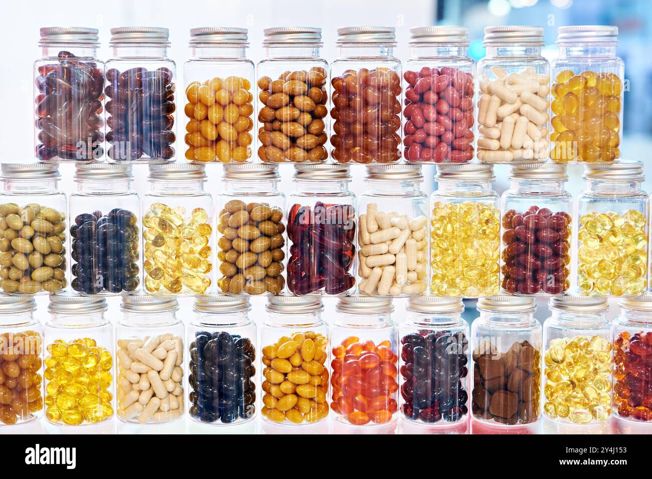 Capsules avec des compléments alimentaires dans un magasin de pharmacie Banque D'Images