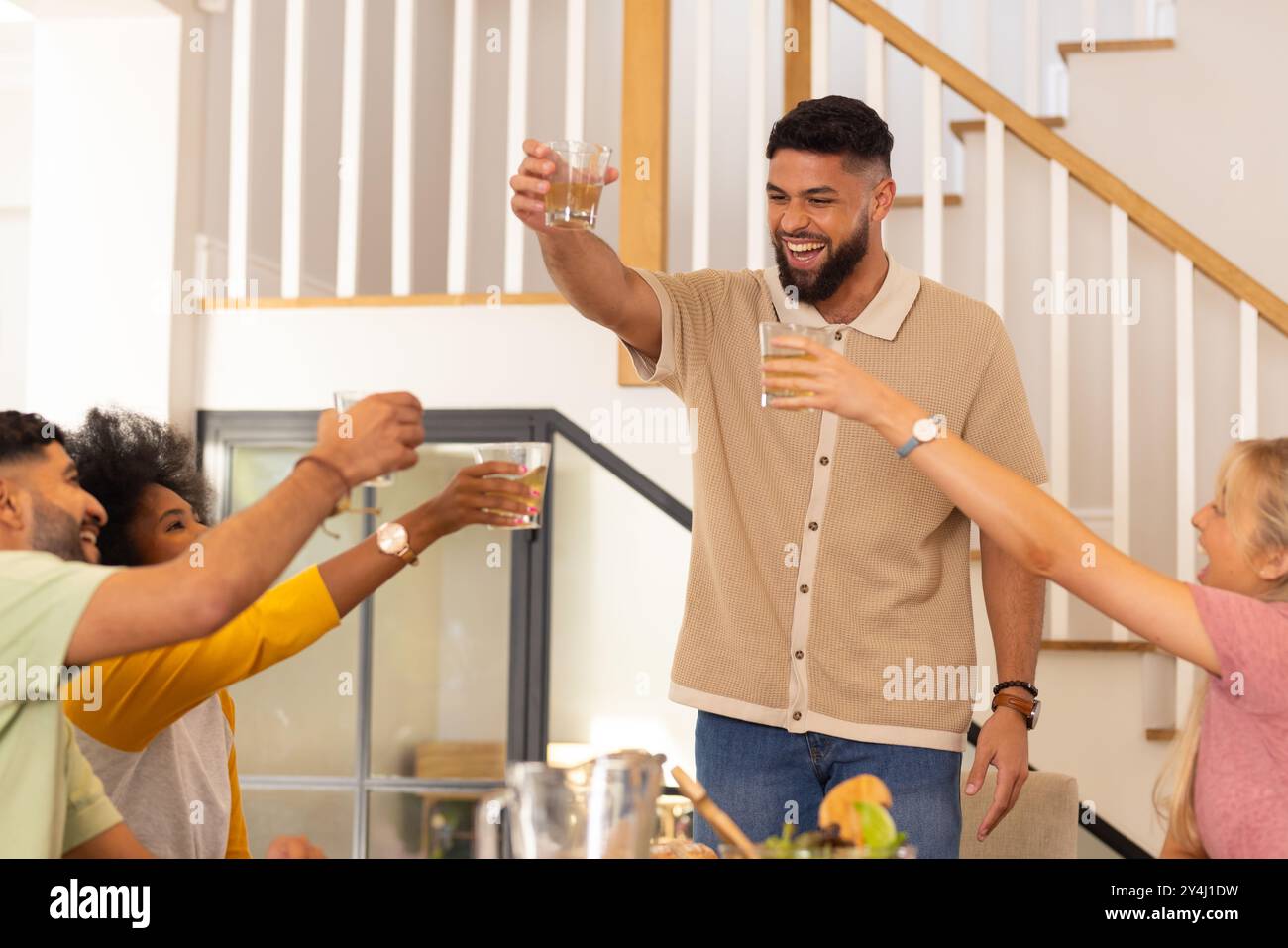 Toast avec des boissons, divers amis célébrant ensemble dans une réunion joyeuse Banque D'Images