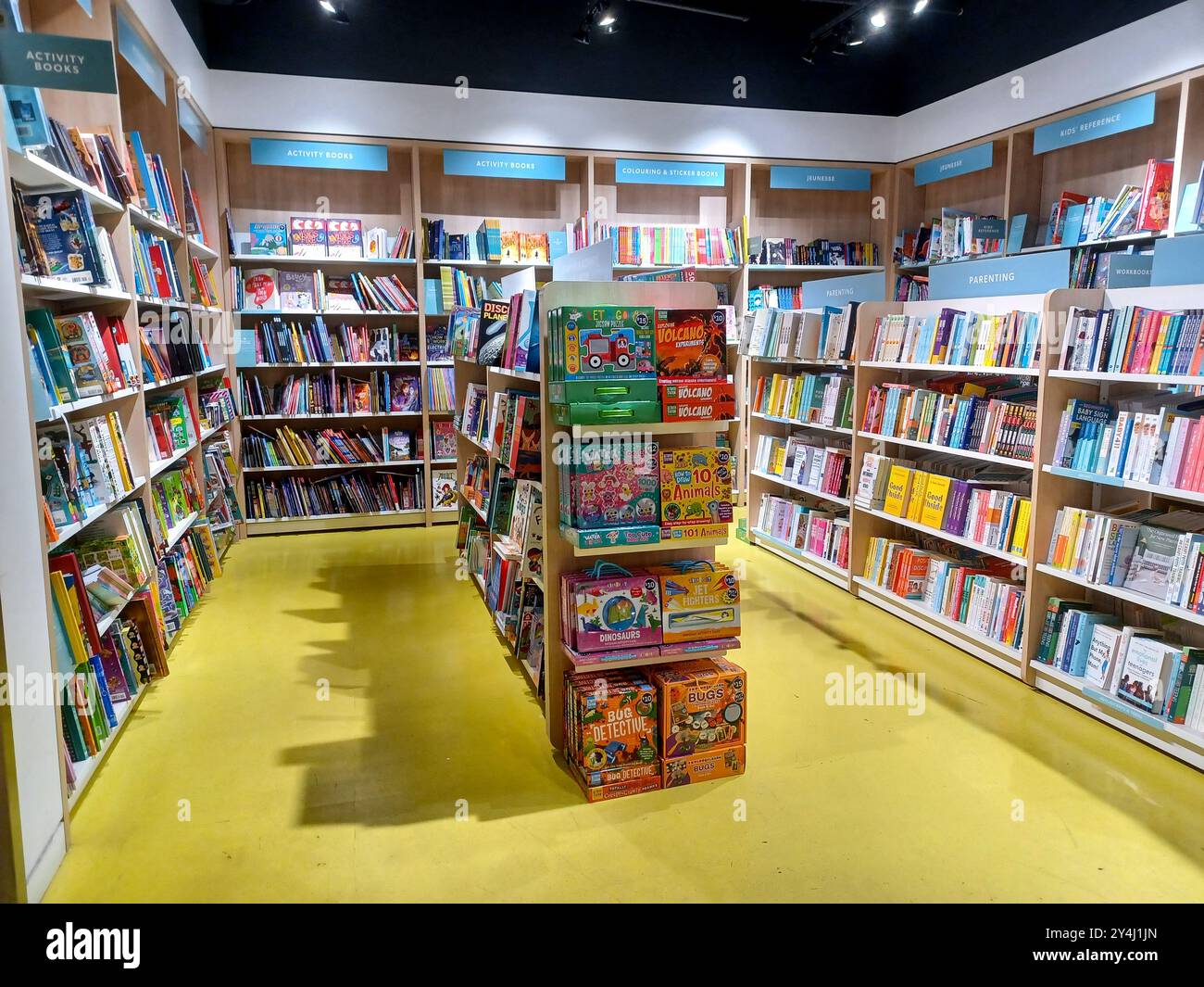 Toronto, on, Canada - 26 août 2024 : Voir les étagères avec les livres au magasin. Banque D'Images