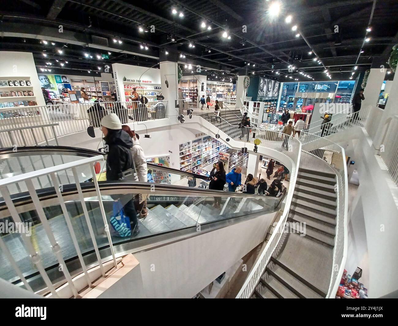 Toronto, on, Canada - 26 août 2024 : Voir les étagères avec les livres au magasin. Banque D'Images