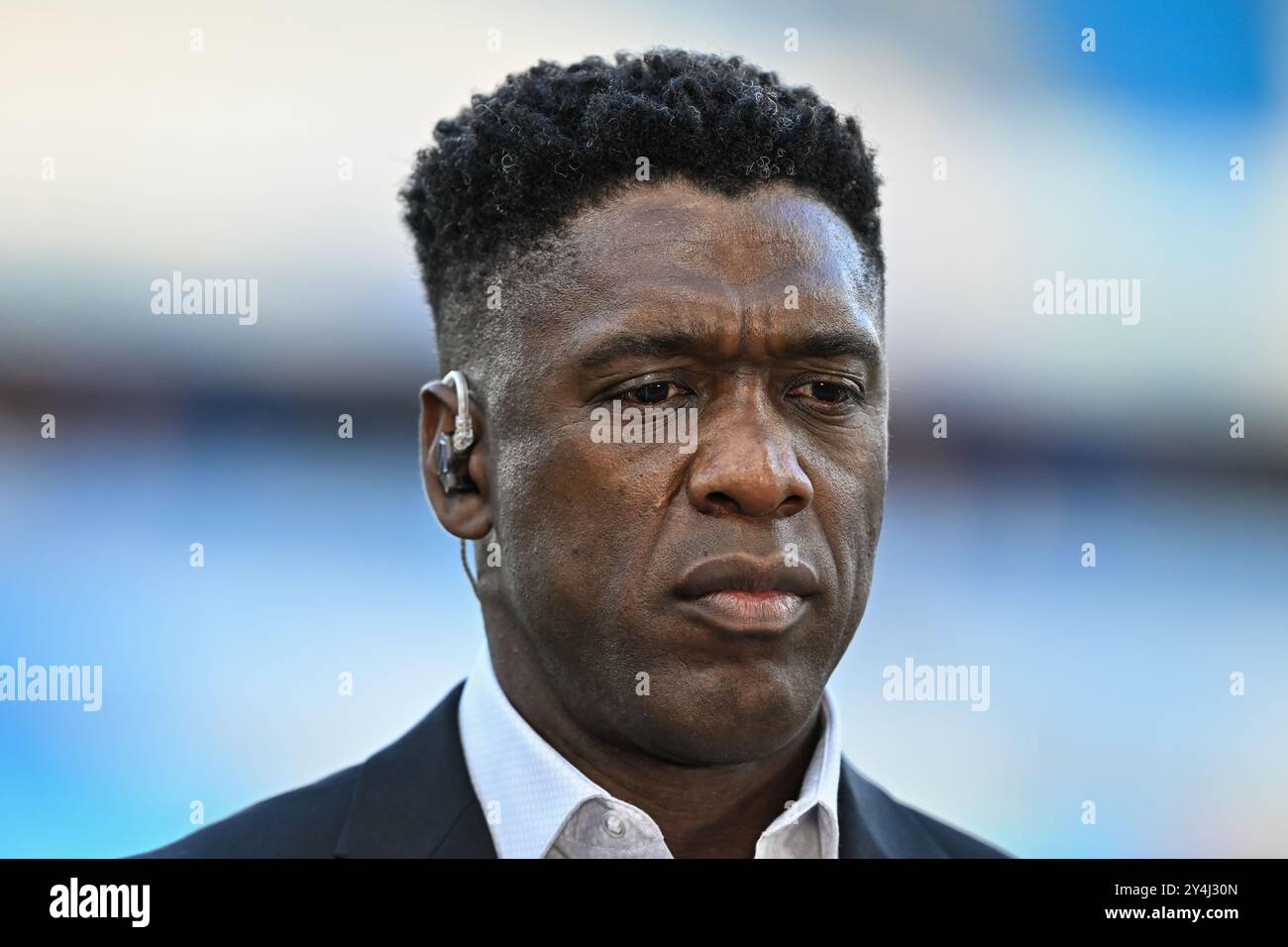 Clarence Seedorf, ancien footballeur, parle à la télévision avant le match d'étape de l'UEFA Champions League Manchester City vs Inter Milan à l'Etihad Stadium, Manchester, Royaume-Uni, le 18 septembre 2024 (photo de Cody Froggatt/Actualités images) Banque D'Images