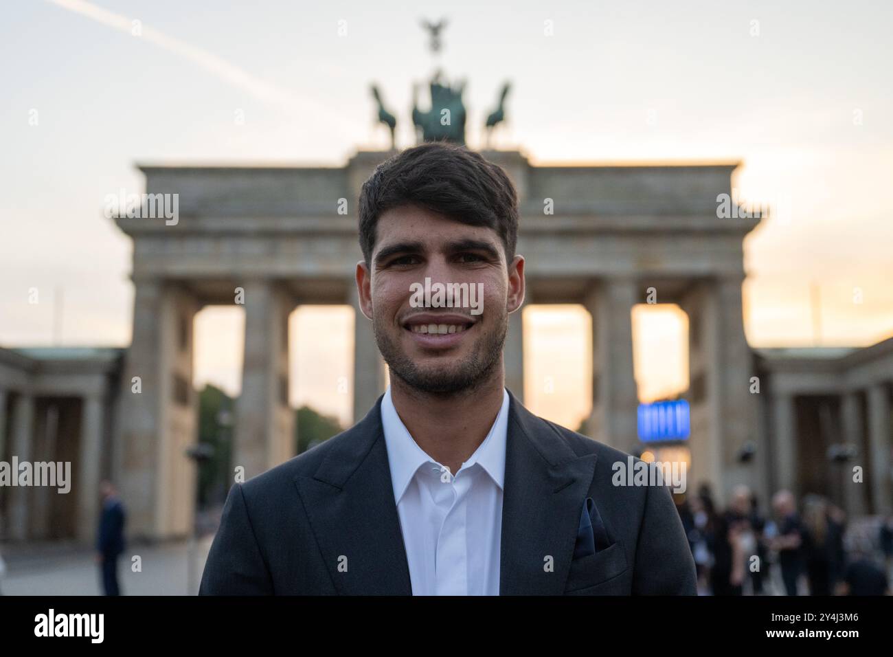 Berlin, Allemagne. 18 septembre 2024. Carlos Alcaraz, joueur de tennis espagnol, se tient devant la porte de Brandebourg lors d’un événement médiatique pour présenter Team Europe à la laver Cup. Crédit : Christophe Gateau/dpa/Alamy Live News Banque D'Images