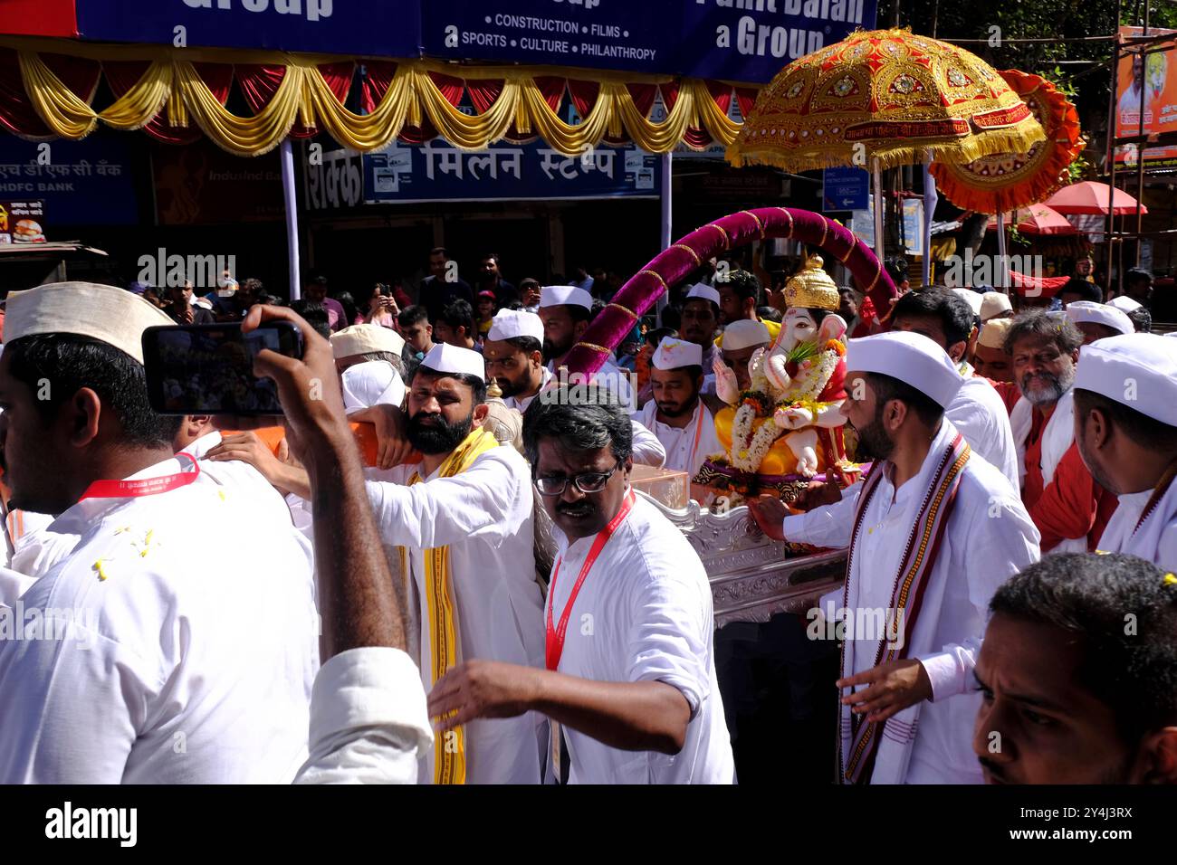 Pune, Inde - 17 septembre 2024, Shri Kasba Ganpati Ganpati Palkhi , procession de Pune Ganpati Visarjan avec le rythme de la musique traditionnelle Dhol Tasha Banque D'Images