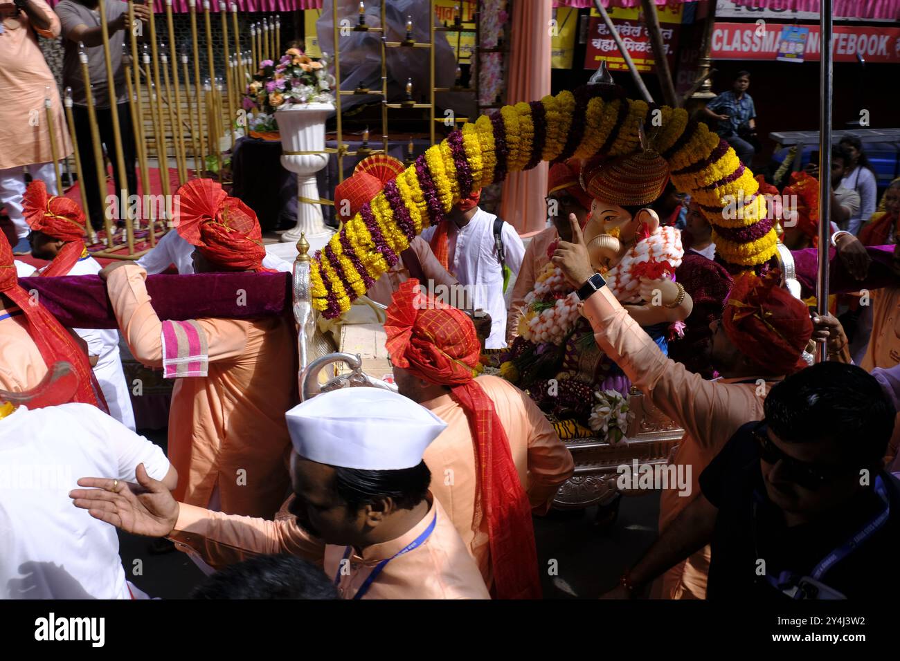 Pune, Inde - septembre 29, 2023, Shri Tambadi Jogeshwari Ganpati Palkhi , Pune Ganpati Visarjan procession avec le rythme du traditionnel Dhol Tasha Banque D'Images