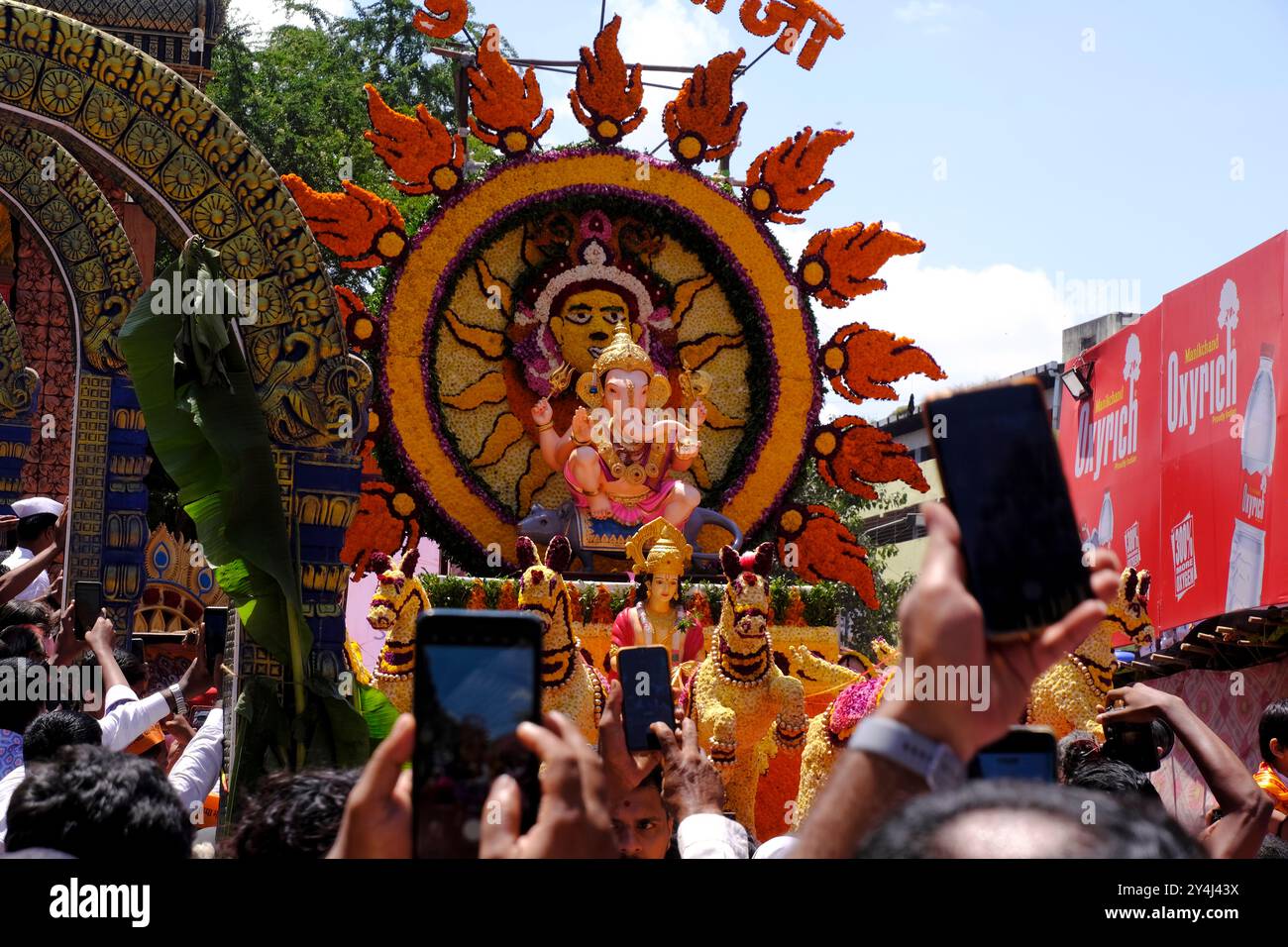 Pune, Inde - 17 septembre 2024, Guruji Talim Ganpati, procession de Pune Ganpati Visarjan avec le rythme de la musique traditionnelle Dhol Tasha. Banque D'Images