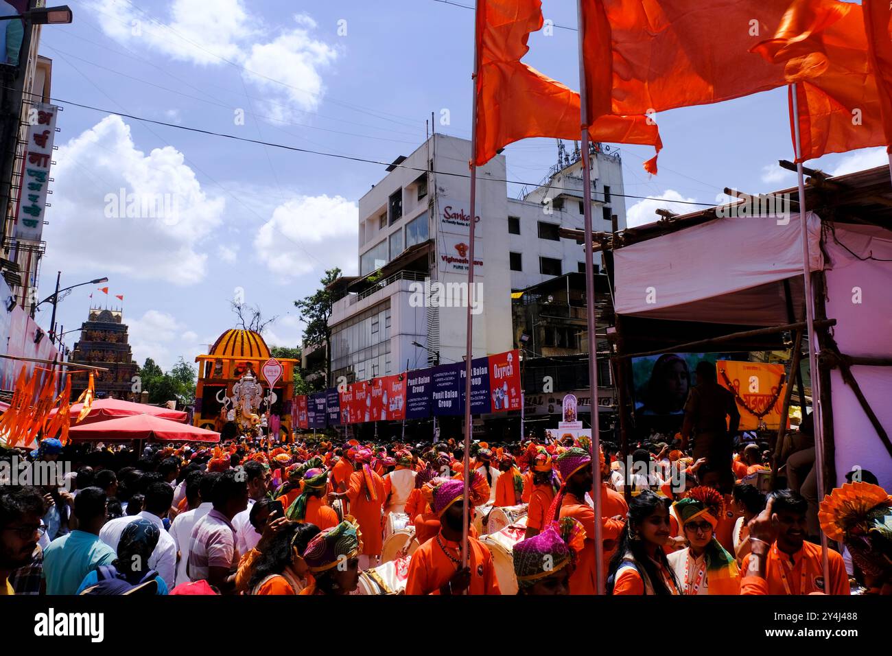 Pune, Inde - 17 septembre 2024, procession d'immersion de Tulshibag Ganapati Ganesh, procession de Pune Ganpati Visarjan avec le rythme du Dhol traditionnel Banque D'Images