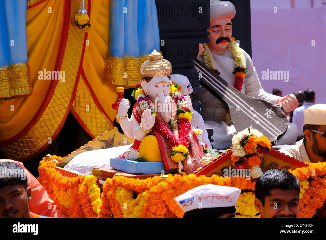 Pune, Inde - 17 septembre 2024, procession d'immersion de Kesariwada ganpati Ganesh, procession de Pune Ganpati Visarjan avec le rythme du dhol traditionnel Banque D'Images