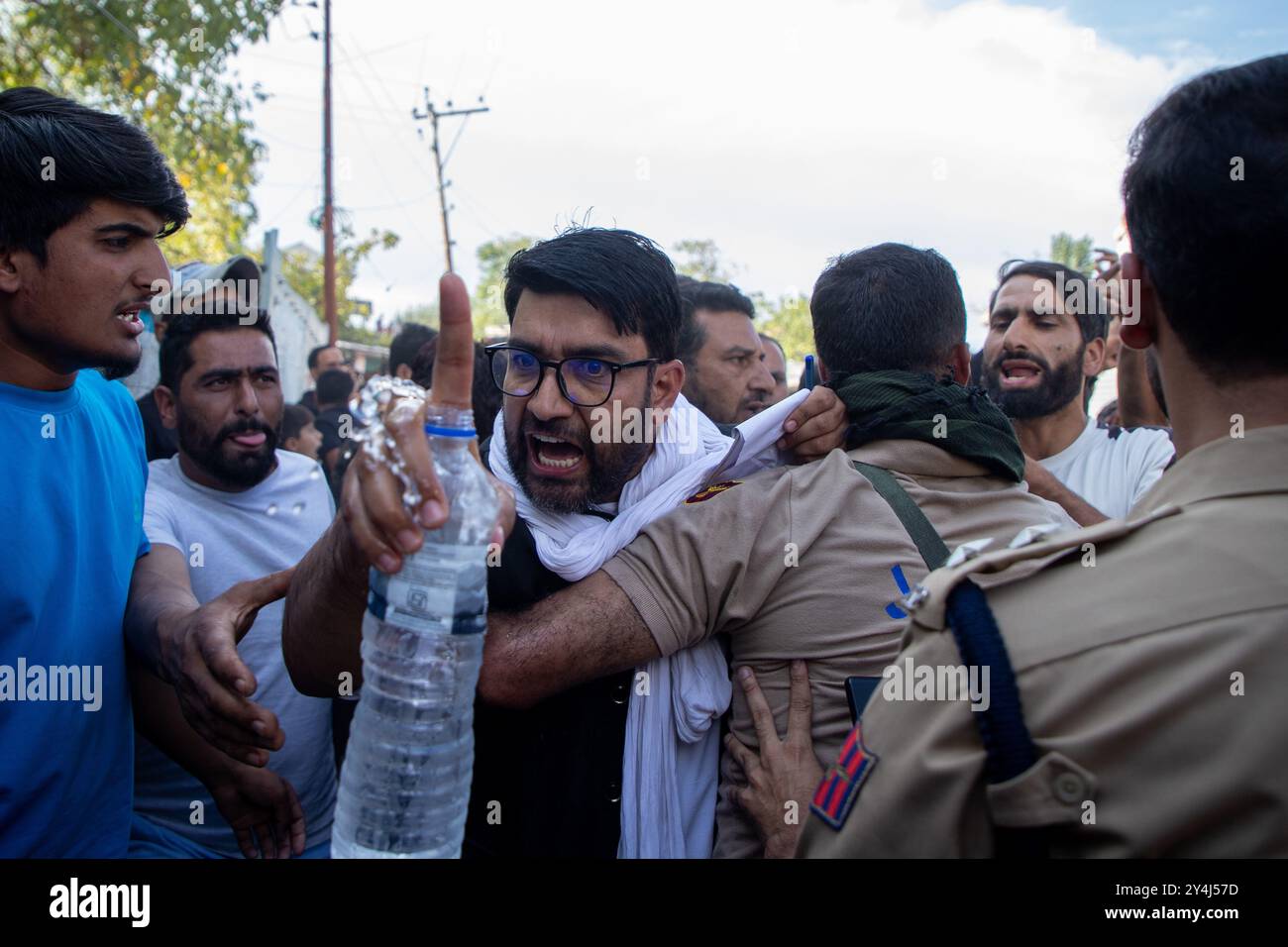 Pulwama, Inde. 18 septembre 2024. Le candidat du Bharatiya Janata Party (BJP) crie sur un haut responsable de la police alors que la bagarre entre deux partis politiques a lieu devant le bureau de vote, lors de la première phase des élections législatives à Bellow Pulwama, au sud de Srinagar. Le vote a commencé au Cachemire lors de ses premières élections locales en une décennie et aussi pour la première fois depuis que New Delhi a dépouillé le statut semi-autonome troublé de la région himalayenne en 2019 et l'a amenée sous le régime direct. Crédit : SOPA images Limited/Alamy Live News Banque D'Images