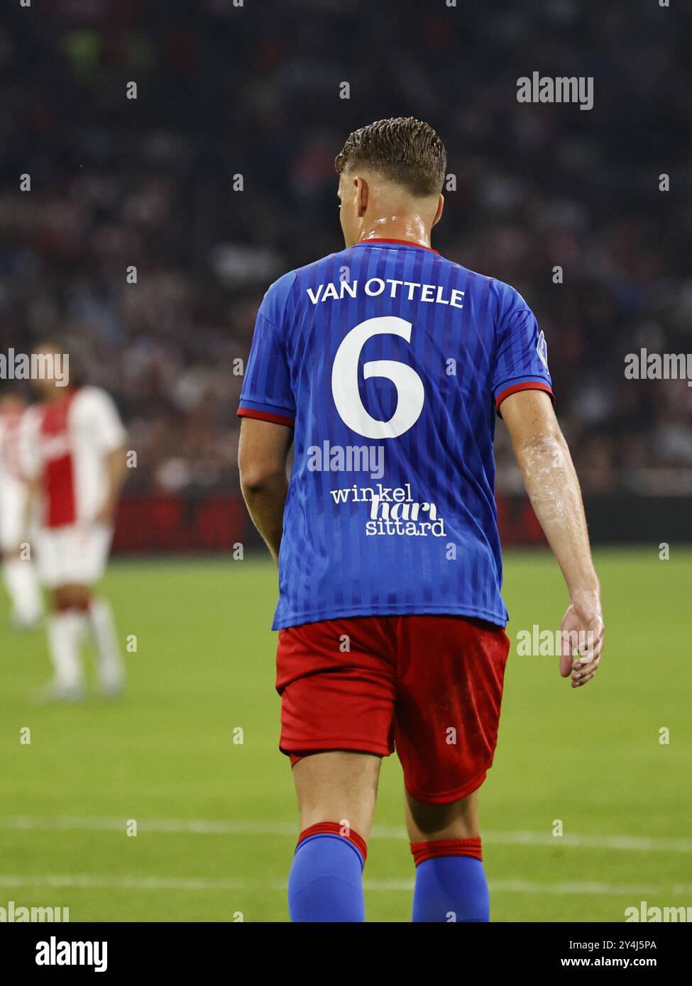 AMSTERDAM - Syb van Ottele de Fortuna Sittard avec une chemise spéciale en souvenir de Fernando Ricksen lors du match néerlandais Eredivisie entre Ajax Amsterdam et Fortuna Sittard à la Johan Cruijff Arena le 18 septembre 2024 à Amsterdam, pays-Bas. ANP MAURICE VAN STEEN Banque D'Images