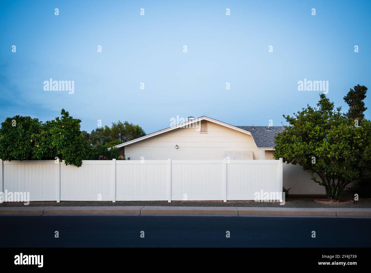 Clôture en vinyle blanc sur le côté d'une maison blanche à Sun City, Arizona Banque D'Images