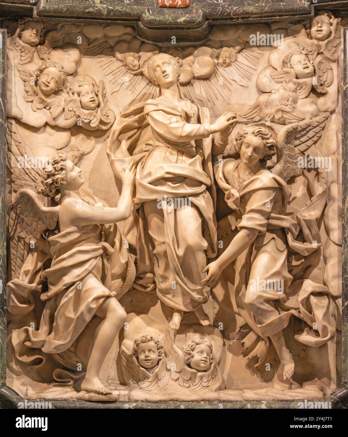 MILAN, ITALIE - 5 MARS 2024 : sculpture en marbre de l'église de l'Assomption Chiesa di San Vittore al Corpo de Giuseppe Vismara (1633 – 1703). Banque D'Images