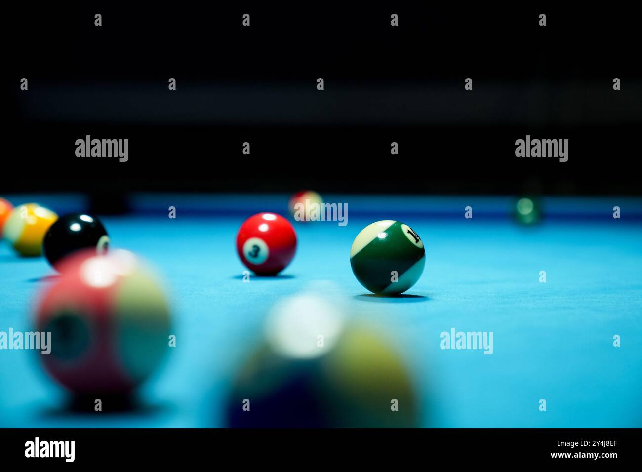 Boules de billard sur table bleue avec queue de billard. Snooker, jeu de billard Banque D'Images