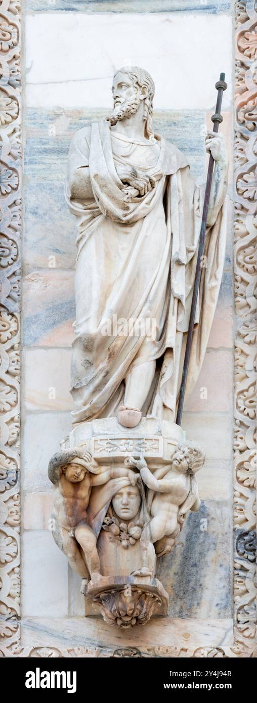Milan - L'apôtre Jacques la statue de l'apôtre de la façade ouest de la cathédrale Duomo de 19. cent. Banque D'Images