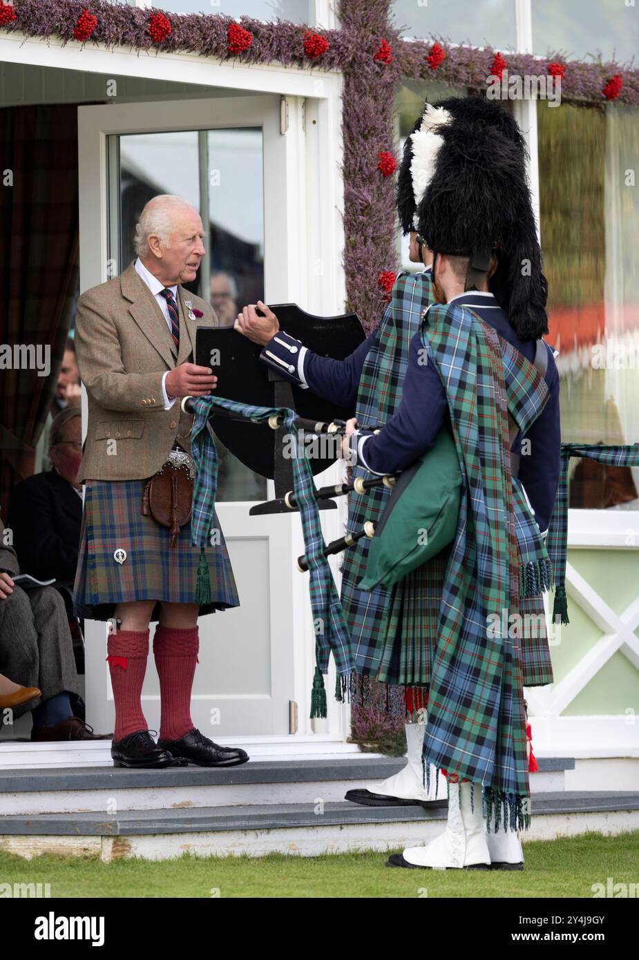 Image ©sous licence à Parsons Media. 07/09/2024. Braemar , Royaume-Uni. Le roi assiste au rassemblement Braemar. Le roi Charles III accompagné de la reine Camilla assiste au rassemblement Braemar dans les Highlands d'Écosse près du château de Balmoral. Photo de Andrew Parsons / Parsons Media Banque D'Images