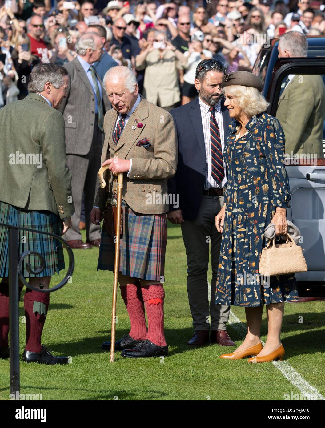 Image ©sous licence à Parsons Media. 07/09/2024. Braemar , Royaume-Uni. Le roi assiste au rassemblement Braemar. Le roi Charles III accompagné de la reine Camilla assiste au rassemblement Braemar dans les Highlands d'Écosse près du château de Balmoral. Photo de Andrew Parsons / Parsons Media Banque D'Images