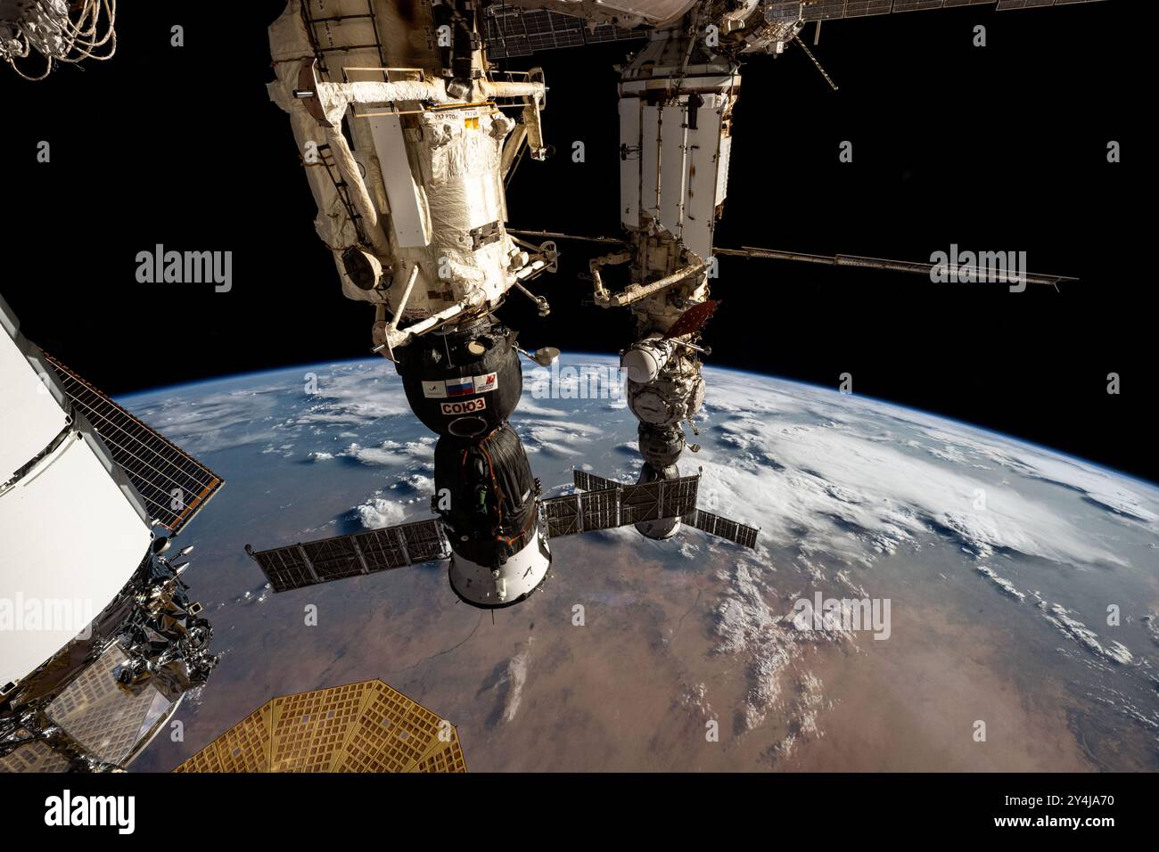 Station spatiale internationale, orbite terrestre. 16 septembre 2024. Station spatiale internationale, orbite terrestre. 16 septembre 2024. Les navires russes Roscosmos, Soyouz MS-26, ont accosté au module Rassvet (avant-plan) et le Soyouz MS-25 (arrière-plan) au module Prichal à la Station spatiale internationale, le 16 septembre 2024 en orbite terrestre. Crédit : astronaute fourni/NASA/Alamy Live News Banque D'Images