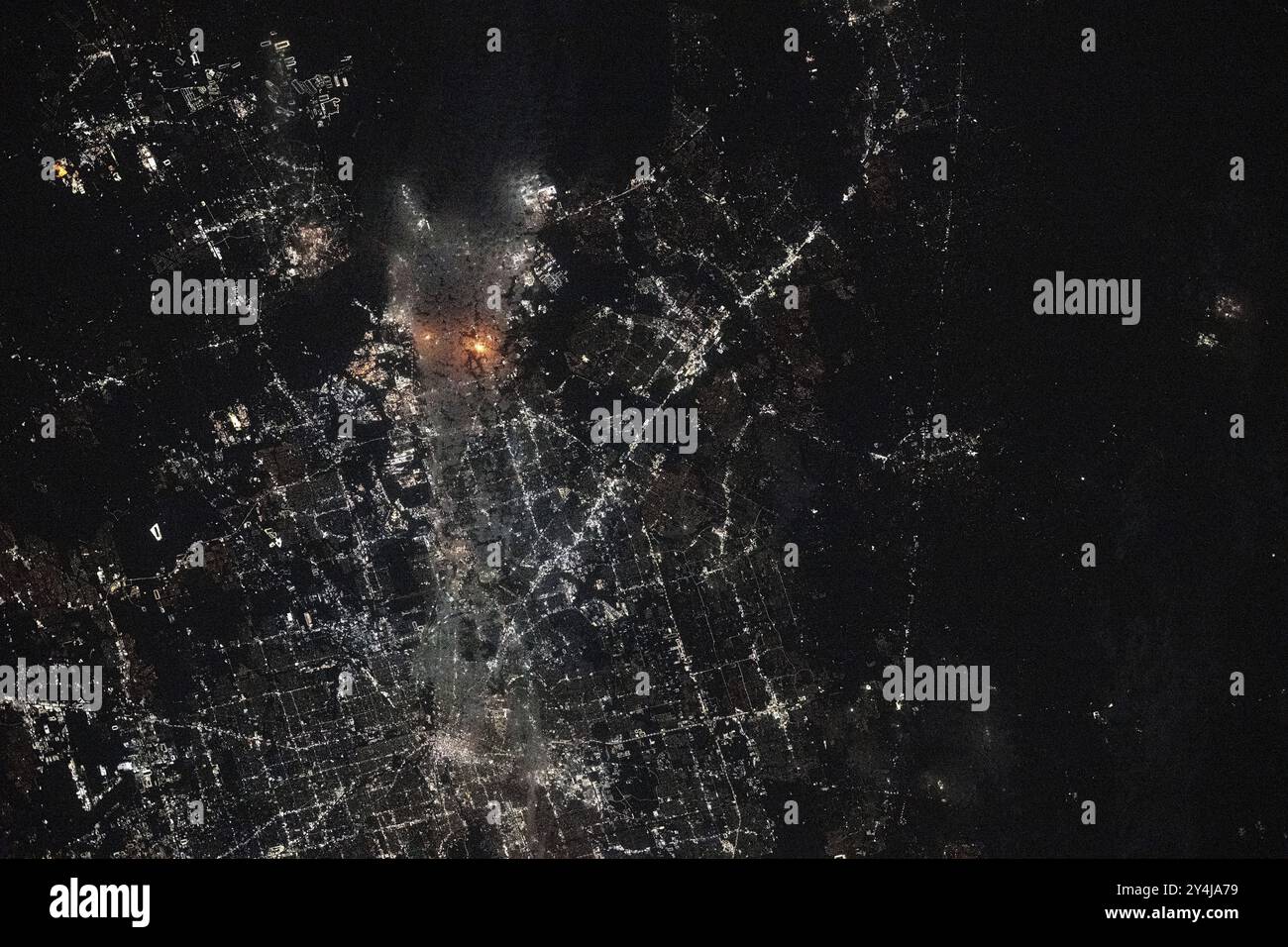 La porte, États-Unis. 17 septembre 2024. Vue depuis la Station spatiale internationale d'un grand incendie dans un gazoduc au bord de la porte, Texas, une banlieue de la région métropolitaine de Houston, le 17 septembre 2024 en orbite terrestre. Les astronautes de la NASA ont la capacité d'observer les catastrophes naturelles depuis un point de vue de 250 miles au-dessus de la Terre. Crédit : Don Pettit/NASA photo/Alamy Live News Banque D'Images