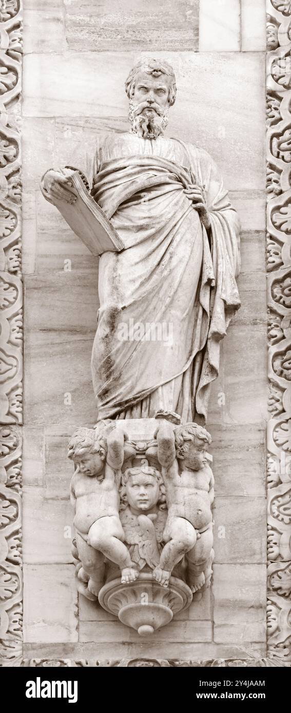 Milan - le Matthieu l'apôtre la statue de l'apôtre de la façade ouest de la cathédrale Duomo de 19. cent. Banque D'Images