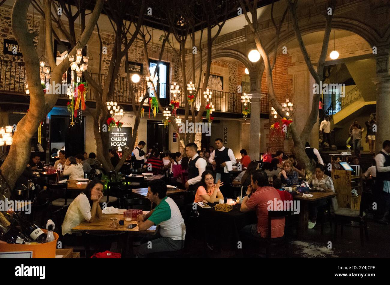 Restaurant Azul Historico Mexico // le restaurant Azul Historico dans le quartier Centro Historico de Mexico. Il est situé dans la cour intérieure d'un bâtiment historique et sert une cuisine mexicaine moderne. Banque D'Images