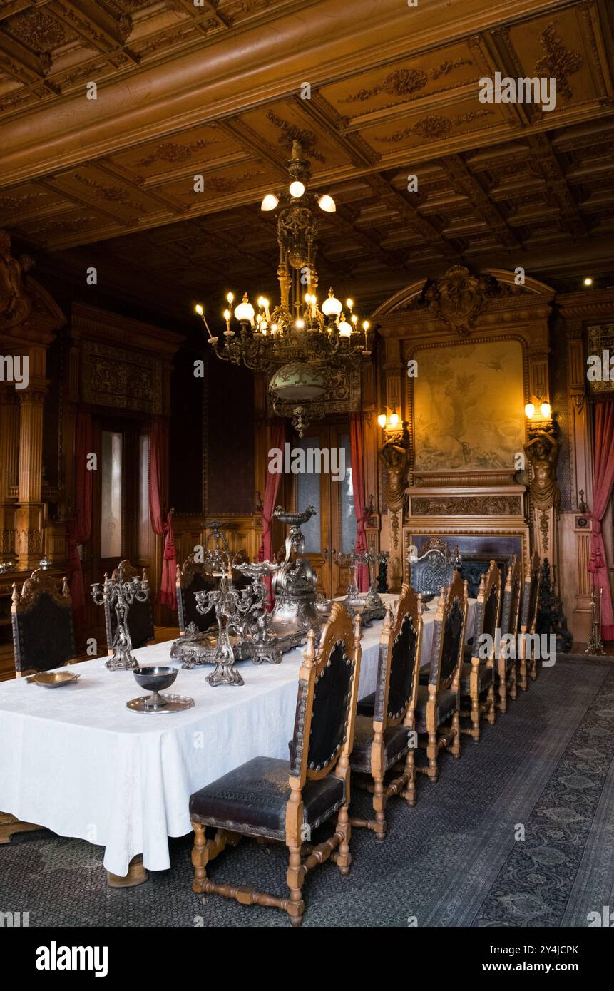 Salle à manger du château de Chapultepec Mexico // MEXICO CITY, Mexique — la salle à manger formelle (Salón Comedor) dans les quartiers résidentiels de Alcázar du château de Chapultepec dispose d'une longue table entourée de chaises sculptées à haut dossier sous un lustre orné. Conçue à l'origine en 1863 par Francisco Bambitelli dans un style néoclassique, la salle a servi de salle à manger formelle à la cour de l'empereur Maximilien pendant le second Empire mexicain. L'espace a ensuite fonctionné comme une partie de la résidence présidentielle à partir de 1880 sous le président Porfirio Díaz, qui a commandé un antiq supplémentaire Banque D'Images