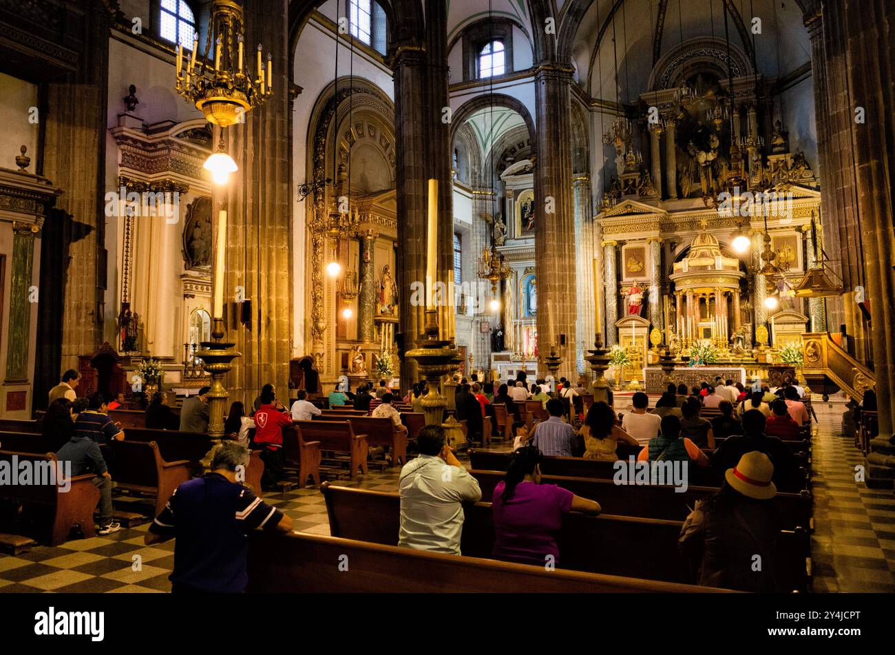 MEXICO, Mexique — le temple de San Felipe Neri, communément appelé la Profesa, est un exemple significatif de l'architecture coloniale du XVIIe siècle dans le Centro Historico de Mexico. Cette église jésuite historique, présentant des éléments architecturaux baroques, a joué un rôle notable dans l'histoire mexicaine depuis sa création. Banque D'Images