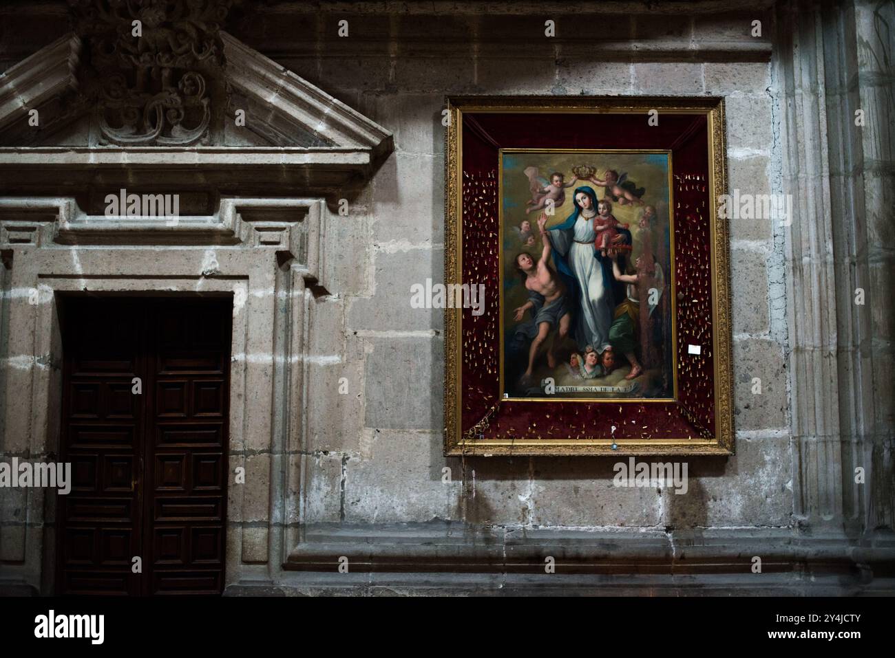 Peinture de la cathédrale métropolitaine Mexico // MEXICO, Mexique — la cathédrale métropolitaine, construite entre 1573 et 1813, domine un côté de la place principale de Mexico, le Zócalo. Ce chef-d'œuvre de l'architecture coloniale, combinant les styles baroque et néoclassique espagnols, est la plus grande cathédrale des Amériques et illustre des siècles d'évolution architecturale. Banque D'Images