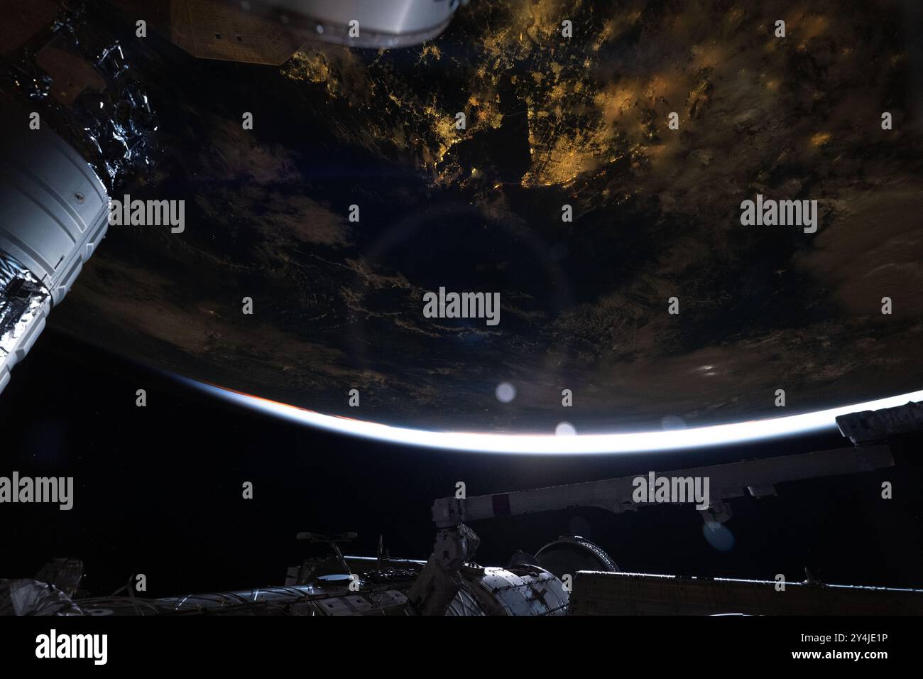 Station spatiale internationale, orbite terrestre. 20 août 2024. Une vue depuis la Station spatiale internationale des lumières de la ville de Shanghai, Chine, sur la côte de la mer de Chine orientale, à 262 miles au-dessus, le 20 août 2024 en orbite terrestre. Crédit : astronaute fourni/NASA photo/Alamy Live News Banque D'Images