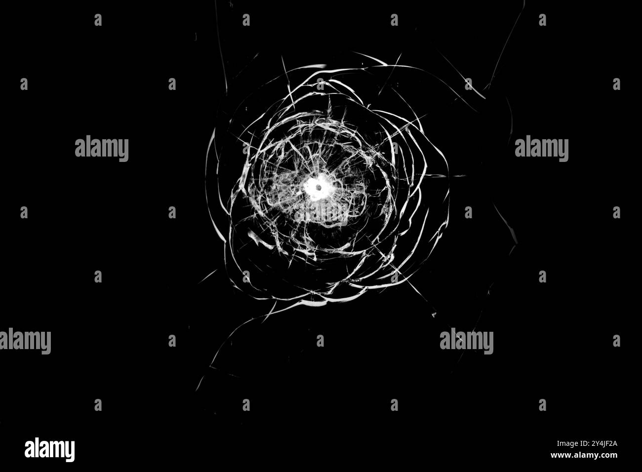 Texture de verre brisé sur un fond noir. Banque D'Images