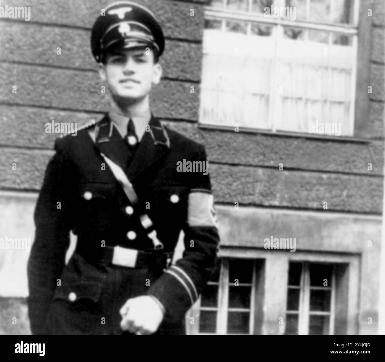 1940 c. , ALLEMAGNE : le nazi allemand ERICH PRIEBKE ( 1913 - 2013 ) quand il était jeune. Responsable du massacre d'Ardéatine à Rome le 24 mars 1944, dans lequel 335 civils italiens ont été tués en représailles à une attaque partisane qui a tué 33 hommes du régiment de police SS allemand Bozen. Priebke est l'un des hommes tenus responsables de cette exécution massive. Après la défaite de l'Allemagne nazie, il s'enfuit en Argentine, où il vécut pendant près de 50 ans. Photographe inconnu .- WWII - NAZI - NAZIST - SECONDA GUERRA MONDIALE - NAZISMO - NAZISTA - POLITICA - POLITICO - ritratto - portrait - GERMANIA - Banque D'Images