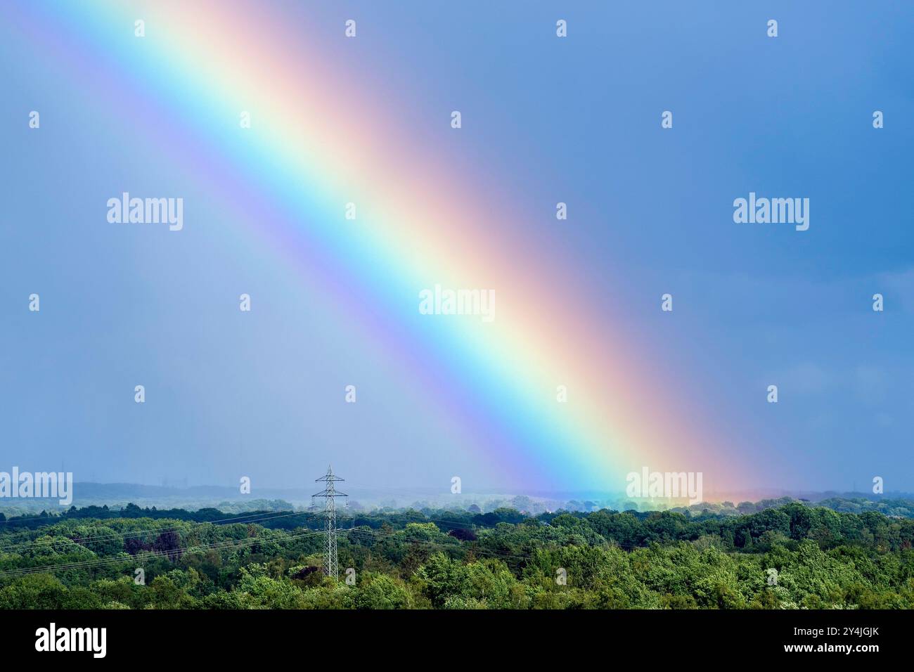 Bright Vivid Rainbow contre Stormy Sky à Hambourg, Allemagne Banque D'Images