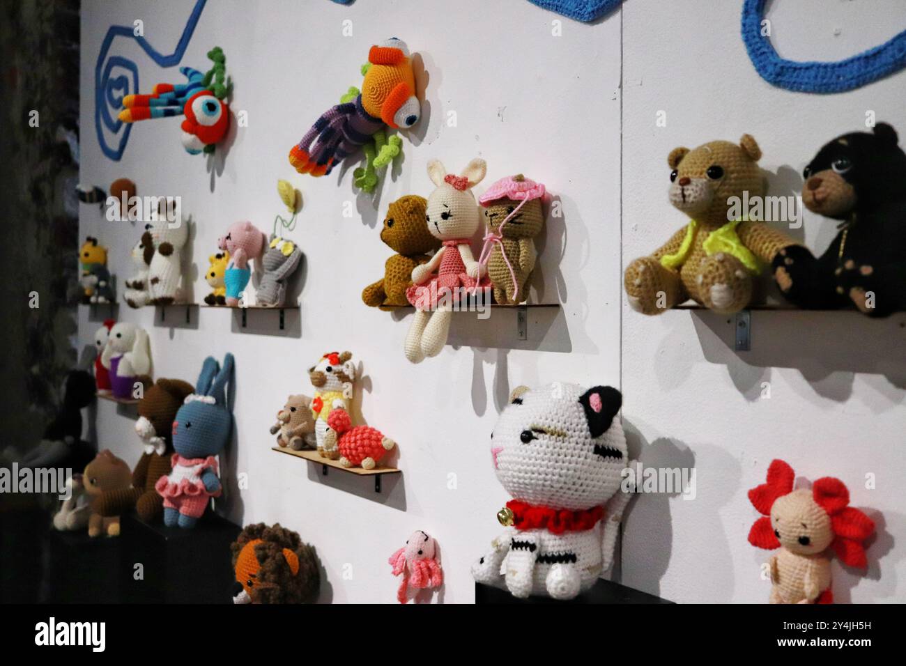 Mexico, Mexique. 18 septembre 2024. Des poupées tissées à la main sont vues lors de l'exposition 'Amigurumis a la Mexicana', poupées tissées, qui met en valeur la poupée monumentale traditionnelle Lele au centre culturel El Rule. Le 18 septembre 2024 à Mexico, Mexique. (Photo de Carlos Santiago/ crédit : Eyepix Group/Alamy Live News Banque D'Images