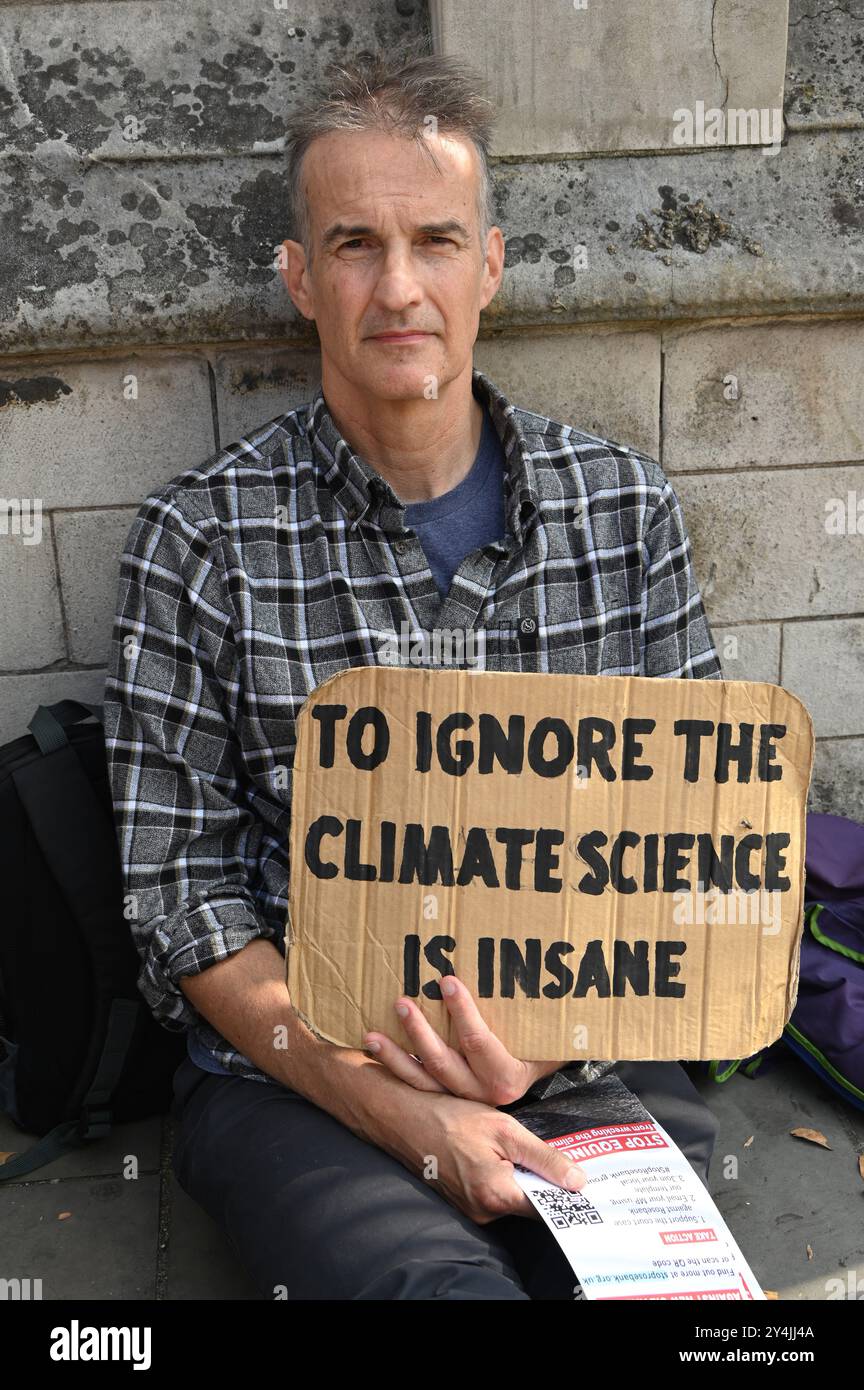 LONDRES, ROYAUME-UNI. 18 septembre 2024. Les manifestants contre les bombes de carbone laissent le pétrole dans le sol. Au XXIe siècle, la technologie a permis d'utiliser d'autres combustibles énergétiques. Nous détruisons un autre pays dont le péché est d'avoir du pétrole dans leur pays et massacrons toute la population pour voler ou occuper leur pétrole. C'est à la fois mauvais et extrêmement faux. Nous devons utiliser les énergies alternatives pour protester devant le Parlement de Westminster à Londres, au Royaume-Uni. (Photo de 李世惠/Voir Li/Picture Capital) crédit : Voir Li/Picture Capital/Alamy Live News Banque D'Images