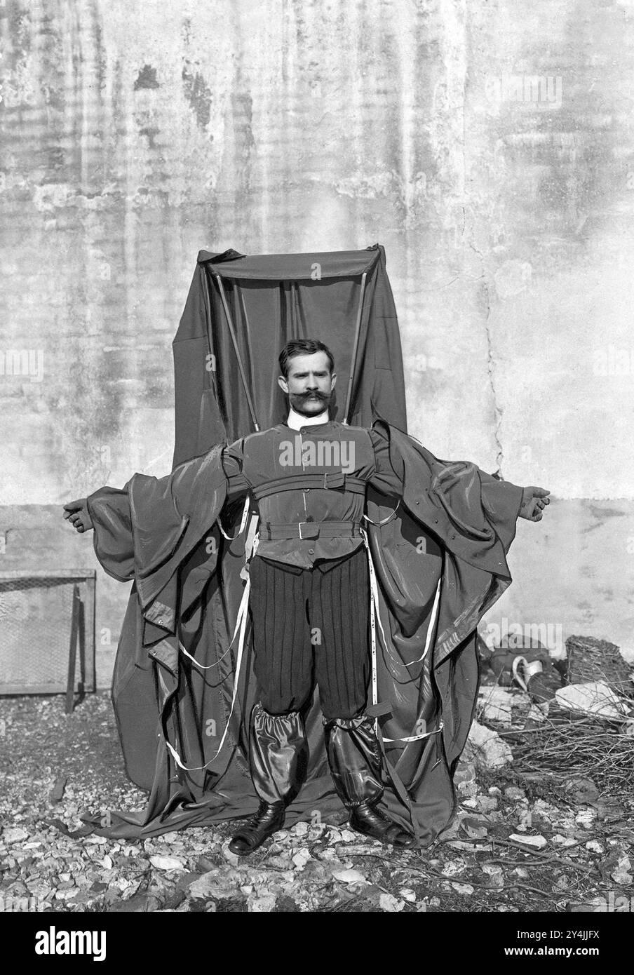 Franz Reichelt (1878 – 1912), Frantz Reichelt ou François Reichelt, inventeur français d'origine autrichienne et pionnier du parachutisme, ont sauté à sa mort de la Tour Eiffel en testant un parachute portable de sa propre conception. Banque D'Images