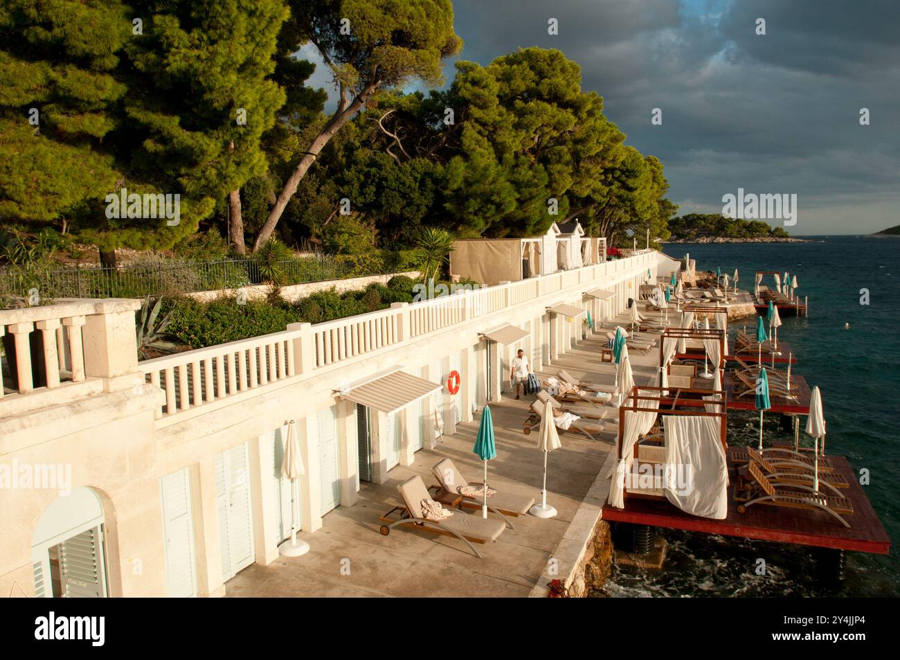 Vue sur la promenade de Hvar, Croatie, pendant l'un des derniers jours de l'été Banque D'Images