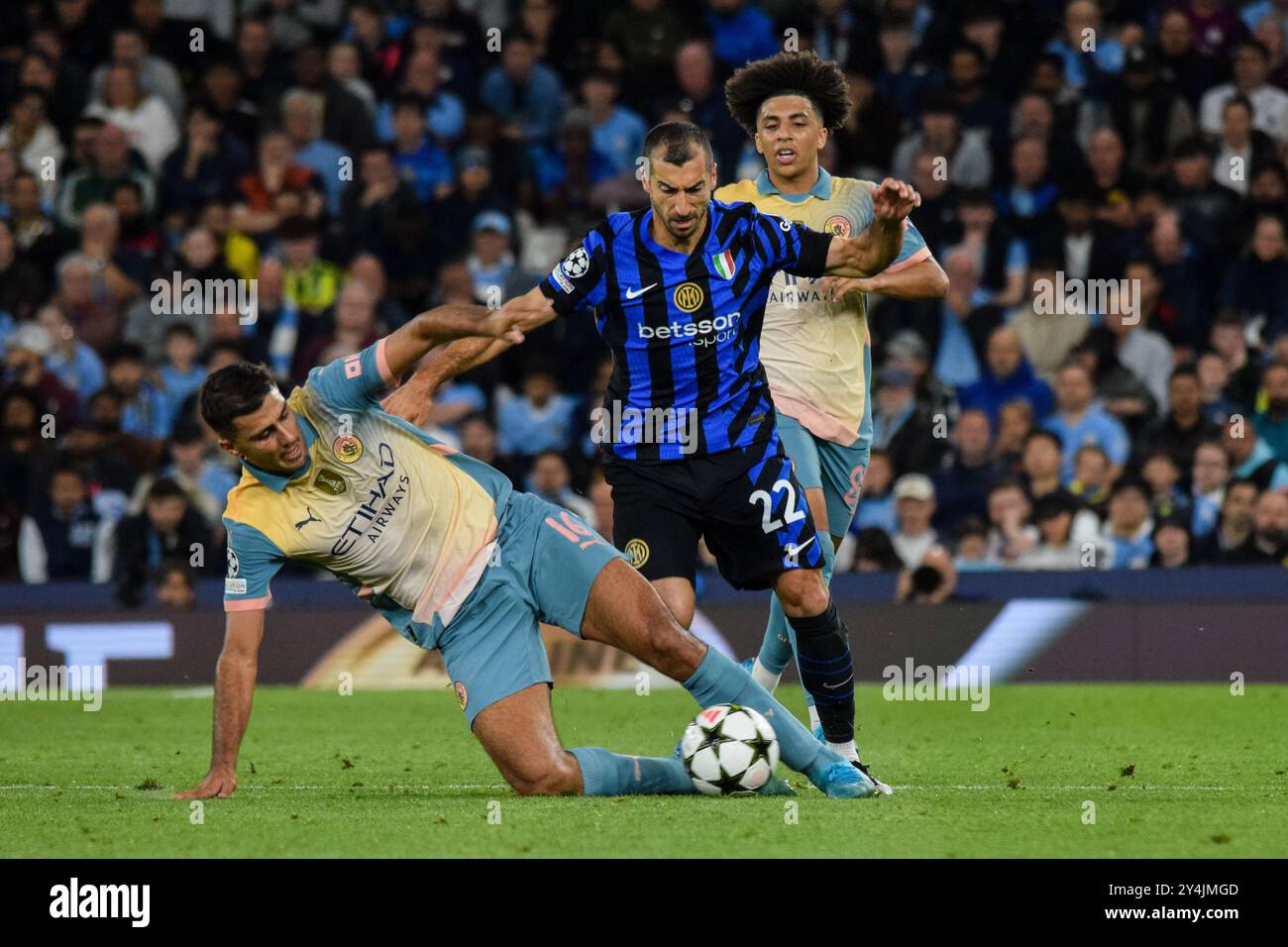 Manchester, Royaume-Uni. 18 septembre 2024. Le milieu de terrain de Manchester City Rodri (16 ans) défie le milieu de terrain de l'Inter Milan Henrikh Mkhitaryan (22 ans) lors du match Manchester City FC - Inter Milan UEFA Champions League Round 1 à l'Etihad Stadium, Manchester, Angleterre, Royaume-Uni le 18 septembre 2024 Credit : Every second Media/Alamy Live News Banque D'Images