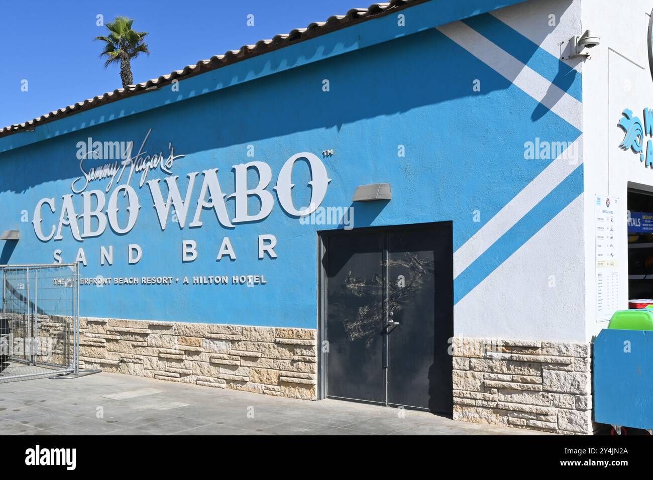 HUNTINGTON BEACH, CALIFORNIE - 17 SEPTEMBRE 2024 : panneau pour le Sammy Hagar Cabo Wabo Sand Bar sur la promenade près de la jetée de Huntington Beach. Banque D'Images