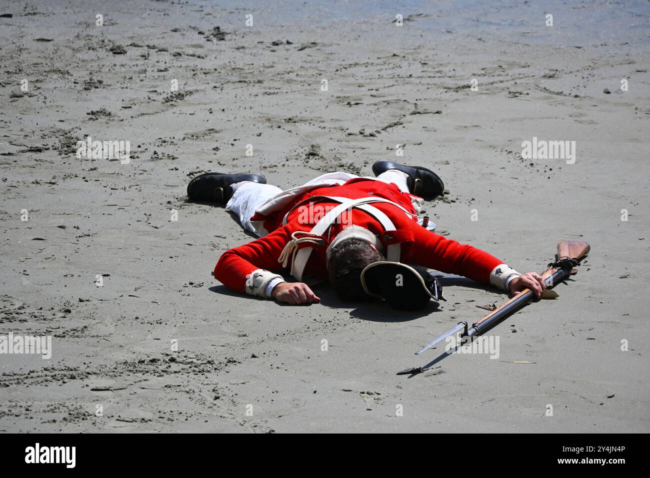 DANA POINT, CALIFORNIE - 15 SEPTEMBRE 2024 : les soldats rejouent en costume d'époque au Ocean Institutes maritime Festival, jouant mort sur la plage. Banque D'Images