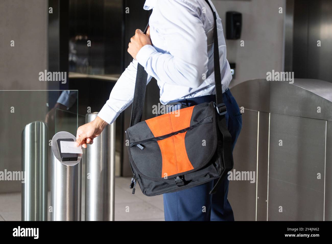 Numérisation de la carte d'identité, professionnel des affaires entrant dans l'immeuble de bureaux avec sac à bandoulière Banque D'Images