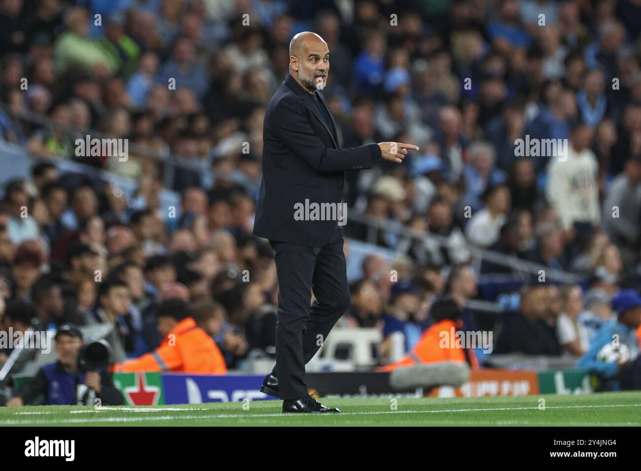 Manchester, Royaume-Uni. 18 septembre 2024. L'entraîneur de PEP Guardiola de Manchester City donne les instructions de son équipe lors du match d'étape de la ligue de l'UEFA Champions League Manchester City vs Inter Milan à l'Etihad Stadium, Manchester, Royaume-Uni, le 18 septembre 2024 (photo Mark Cosgrove/News images) à Manchester, Royaume-Uni, le 18/09/2024. (Photo de Mark Cosgrove/News images/SIPA USA) crédit : SIPA USA/Alamy Live News Banque D'Images