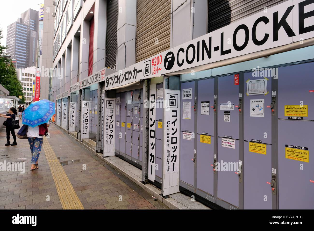 Casier à pièces sur le trottoir de Shinjuku. Tokyo, Japon Banque D'Images