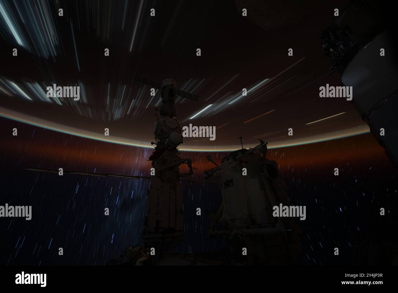 Station spatiale internationale, orbite terrestre. 02 septembre 2024. Une photographie à exposition longue prise avec un appareil photo programmé pour une sensibilité élevée montre des traînées d'étoiles et des stries de lumières de la ville alors que la Station spatiale internationale orbite à 257 miles au-dessus de la mer des Moluques en Indonésie à une vitesse de 17 150 miles par heure, le 2 septembre 2024. Crédit : Matthew Dominick/NASA photo/Alamy Live News Banque D'Images