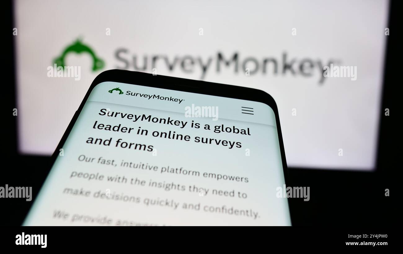 Allemagne. 17 août 2024. Dans cette illustration photo, un téléphone portable avec le site Web de SurveyMonkey Inc, société américaine de logiciels d'enquête en ligne, est vu devant le logo de l'entreprise. (Photo timon Schneider/SOPA images/SIPA USA) *** strictement à des fins éditoriales *** crédit : SIPA USA/Alamy Live News Banque D'Images