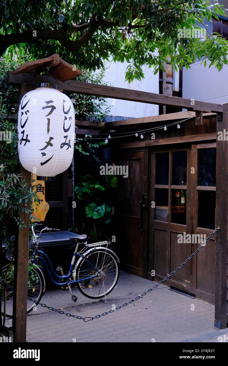 La vue extérieure d'un restaurant japonais traditionnel à Ueno. Tokyo, Japon Banque D'Images