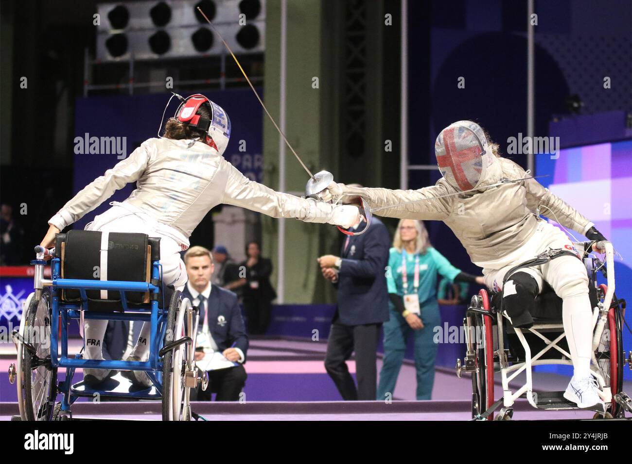 Brianna VIDE DE France vs Gemma Collis de Grande-Bretagne dans l'escrime en fauteuil roulant - Sabre catégorie A Repechage féminin au Grand Palais, Paris, aux Jeux paralympiques de 2024. Banque D'Images