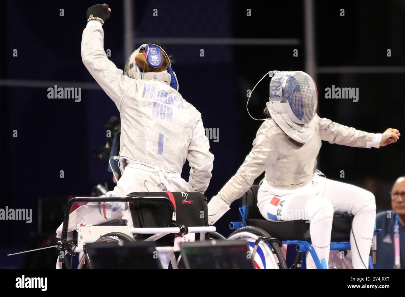 EVA Andrea HAJMASI de Hongrie vs Brianna VIDE DE France dans l'escrime en fauteuil roulant - Sabre catégorie A Repechage féminin au Grand Palais, Paris, aux Jeux paralympiques de 2024. Banque D'Images