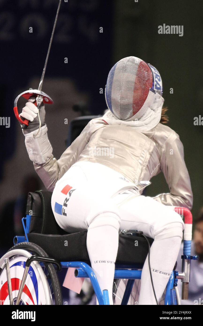 EVA Andrea HAJMASI de Hongrie vs Brianna VIDE DE France (photo) dans le repêchage en fauteuil roulant - Sabre catégorie A féminin au Grand Palais, Paris, aux Jeux paralympiques de 2024. Banque D'Images