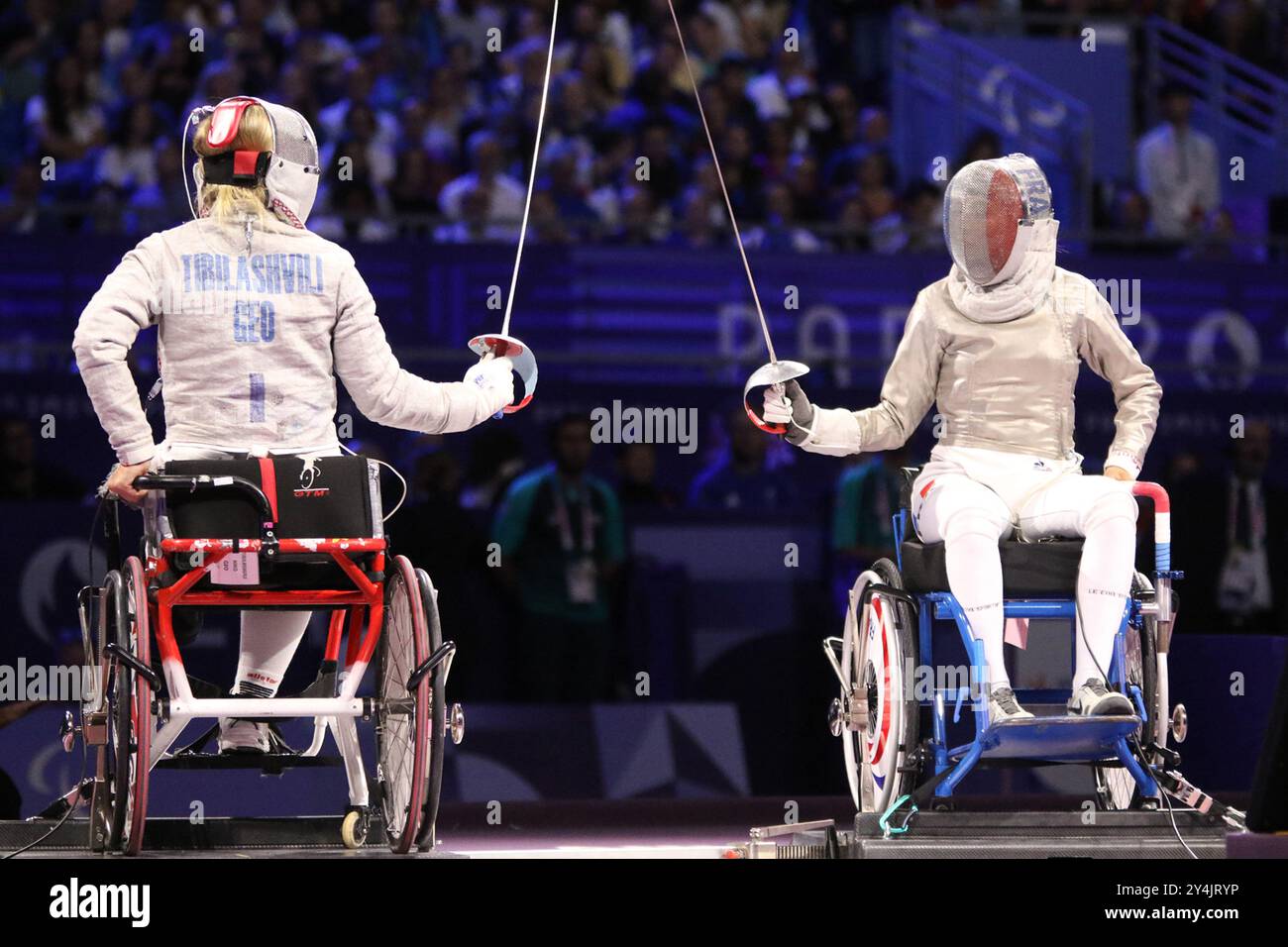 Nino TIBILASHVILI, de Géorgie, gagne le bronze contre Brianna VIDE, de France, dans le combat d'escrime en fauteuil roulant - Sabre catégorie A féminin pour la médaille de bronze au Grand Palais, Paris, aux Jeux paralympiques de 2024. Banque D'Images