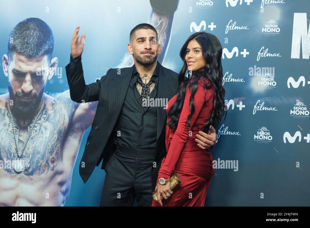 Madrid, Espagne. 18 septembre 2024. Ilia Topuria et Giorgina Uzcategui posent lors de la photocall de la première du documentaire TOPURIA MATADOR aux cinémas Callao, le 18 septembre 2024, à Madrid en Espagne crédit : Sipa USA/Alamy Live News Banque D'Images