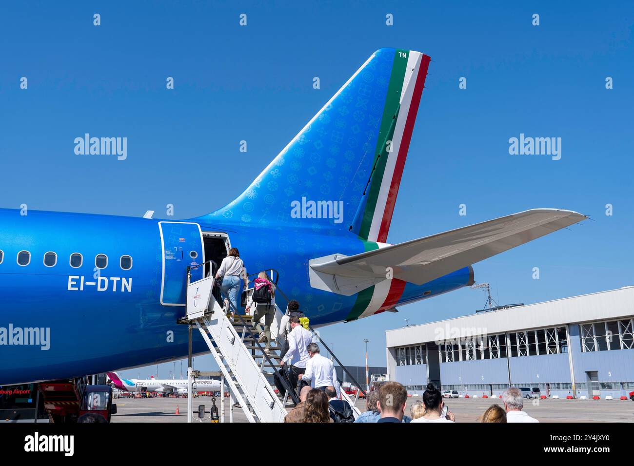 Couleur bleue ITA Airways Airbus A320 avec passagers à l'embarquement Banque D'Images